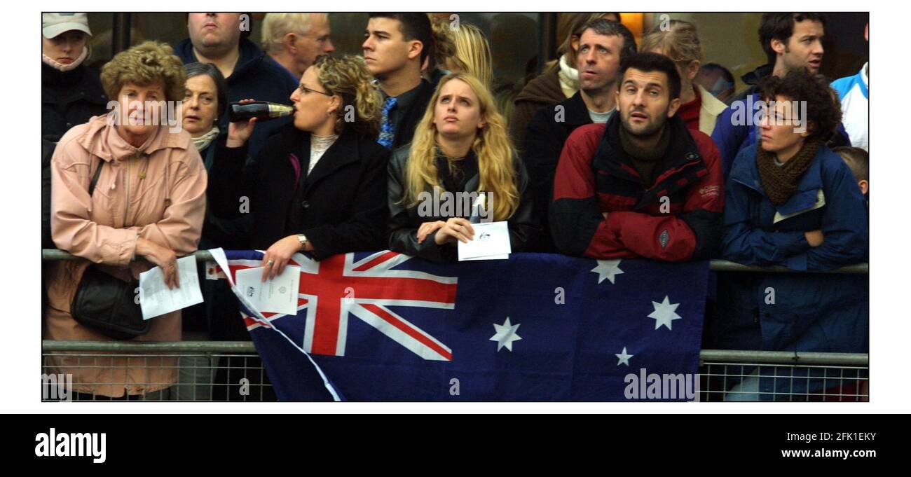 Crouds fuori della cattedrale di San Paolo per il servizio di remembranza per le vittime delle bombe di Bali.pic David Sandison 25/10/2002 Foto Stock