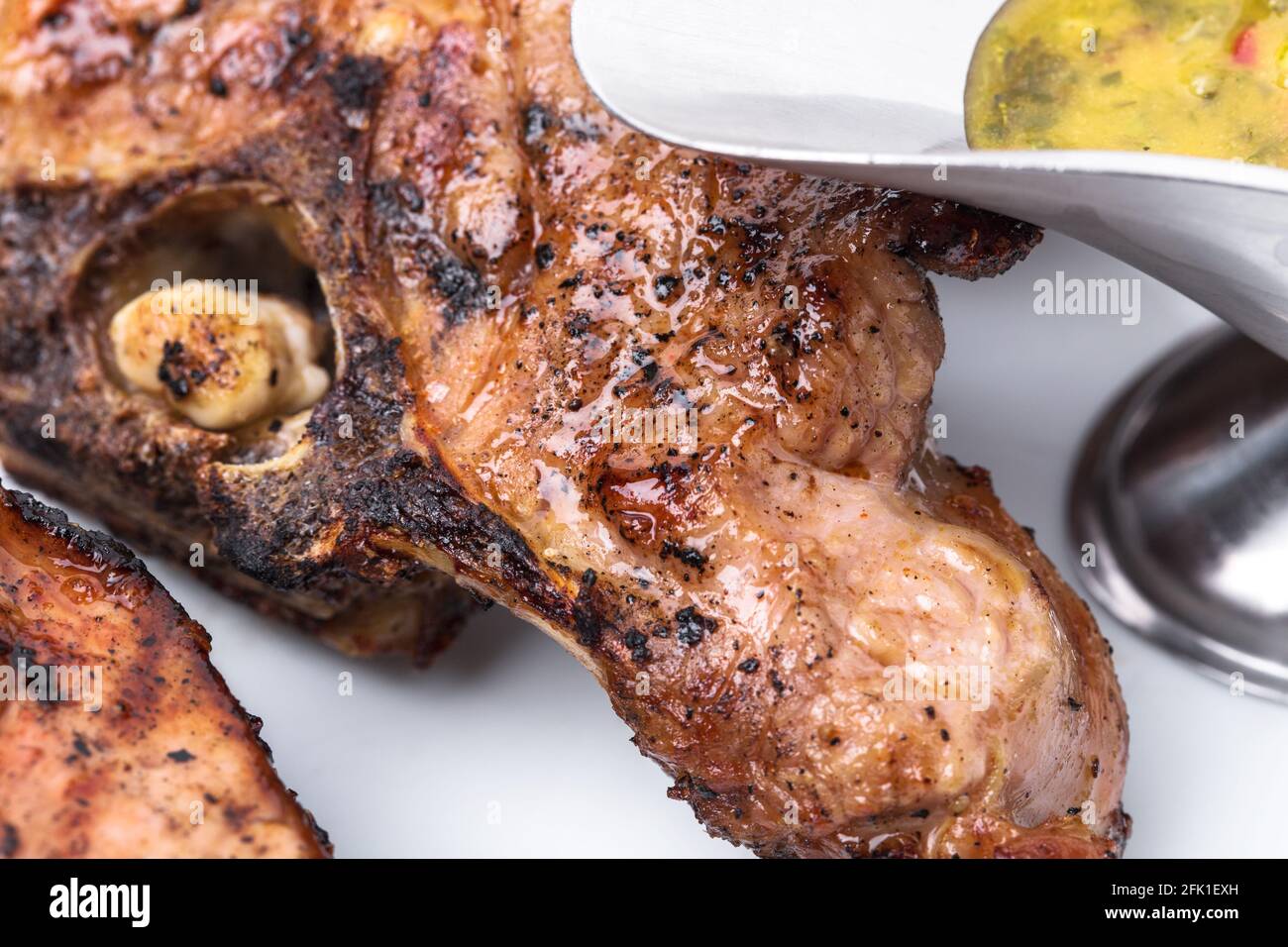 Delizioso filetto di carne di agnello alla griglia. Macro. La foto può essere utilizzata come sfondo completo. Foto Stock