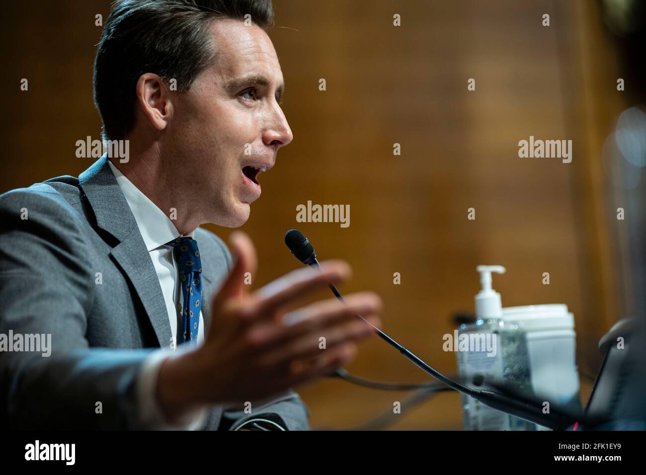 Washington, DC, Stati Uniti. 27 Apr 2021. Il senatore degli Stati Uniti Josh Hawley (repubblicano del Missouri), parla durante un'audizione della sottocommissione giudiziaria del Senato a Washington, DC, Stati Uniti, martedì 27 aprile, 2021. L'audizione sta esaminando l'effetto che gli algoritmi e le scelte progettuali delle società di social media hanno sugli utenti e sul discorso. Credit: Al Drago/Pool via CNP | Usage worldwide Credit: dpa/Alamy Live News Foto Stock