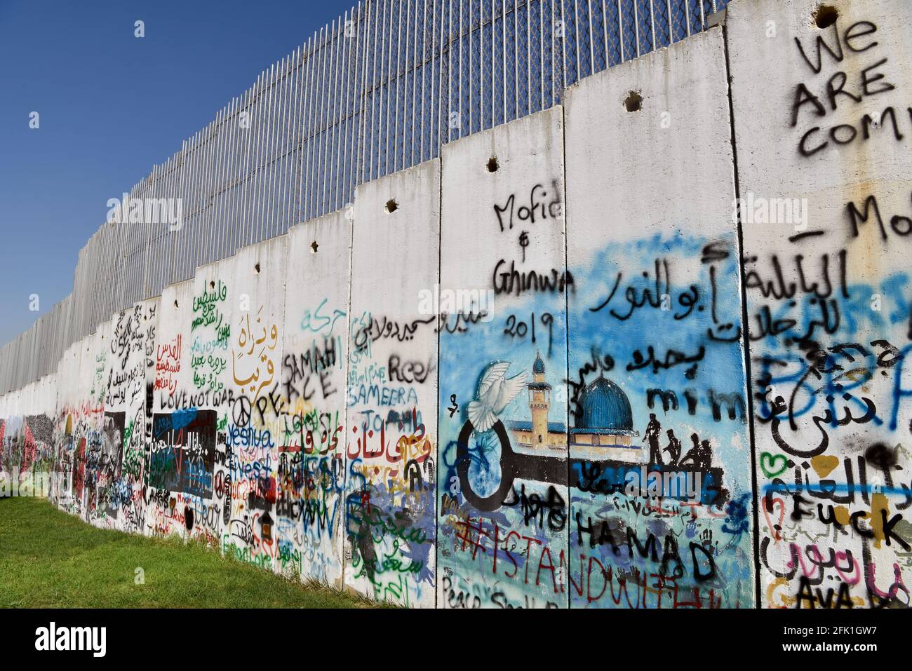 Muro di confine israeliano sul confine libanese-israeliano, Kfar Kila, Libano meridionale. Foto Stock