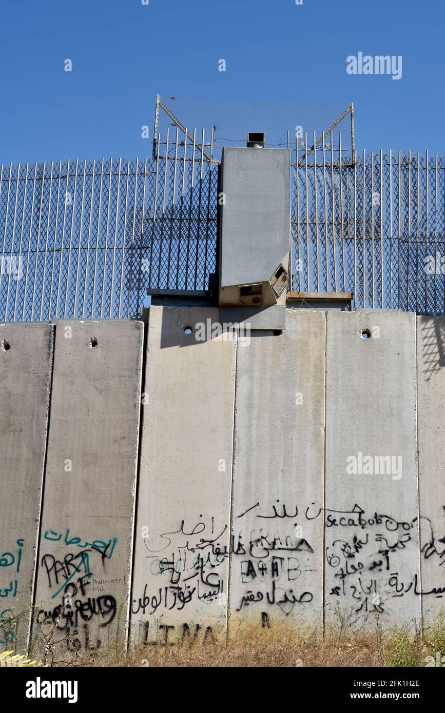 Muro di confine israeliano sul confine libanese-israeliano, Kfar Kila, Libano meridionale. Foto Stock