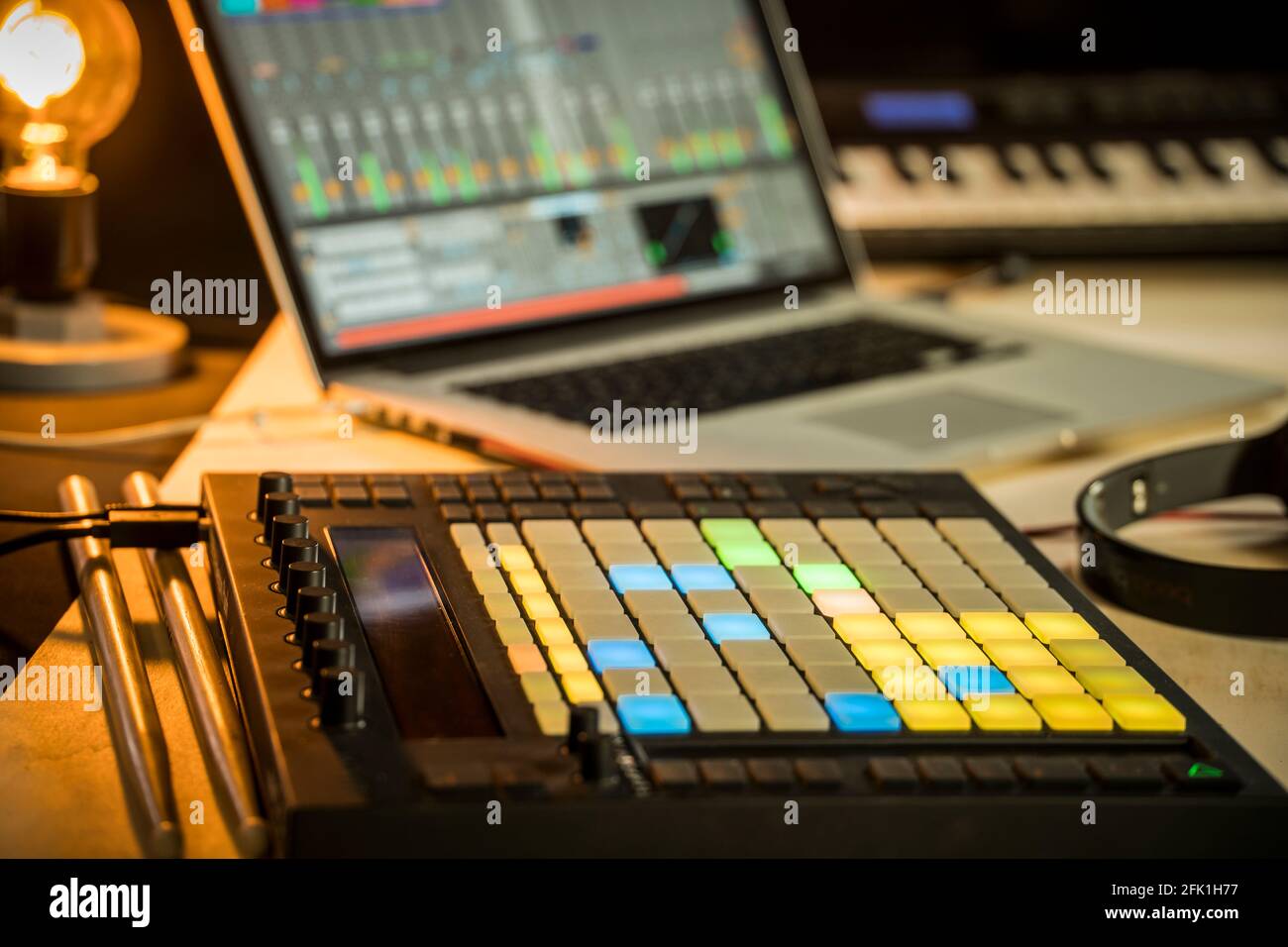 Controller midi Ableton Push con software di produzione musicale su un macbook Pro e un synth in background. Foto Stock