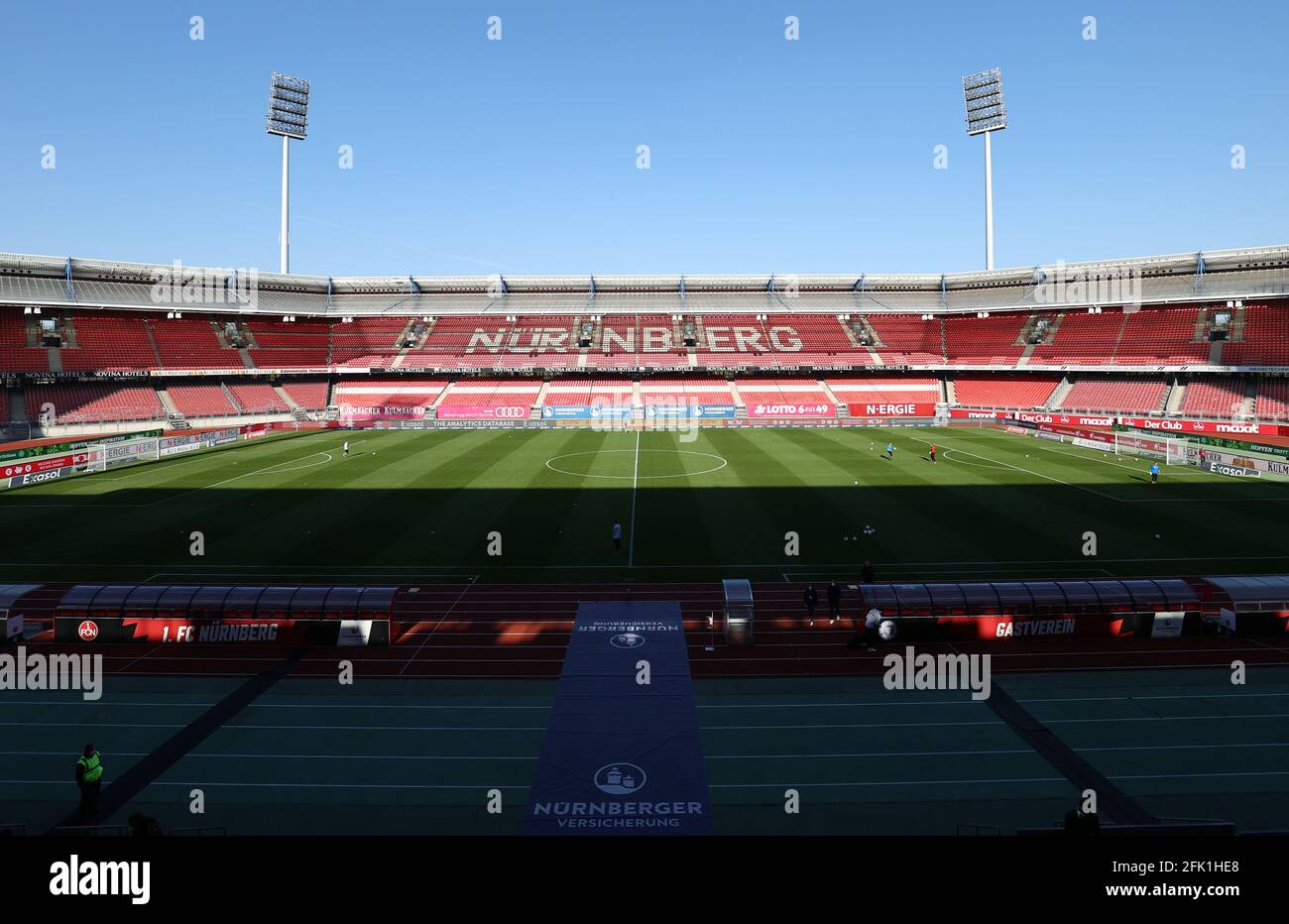 Norimberga, Germania. 27 Apr 2021. Calcio: 2. Bundesliga, 1. FC Nürnberg - Holstein Kiel, 29. giornata al Max-Morlock-Stadion. Vista sullo stadio prima della partita. NOTA IMPORTANTE: In conformità con le norme del DFL Deutsche Fußball Liga e del DFB Deutscher Fußball-Bund, è vietato utilizzare o utilizzare fotografie scattate nello stadio e/o della partita sotto forma di sequenze di immagini e/o serie di foto simili a video. Credit: Daniel Karmann/dpa/Alamy Live News Foto Stock
