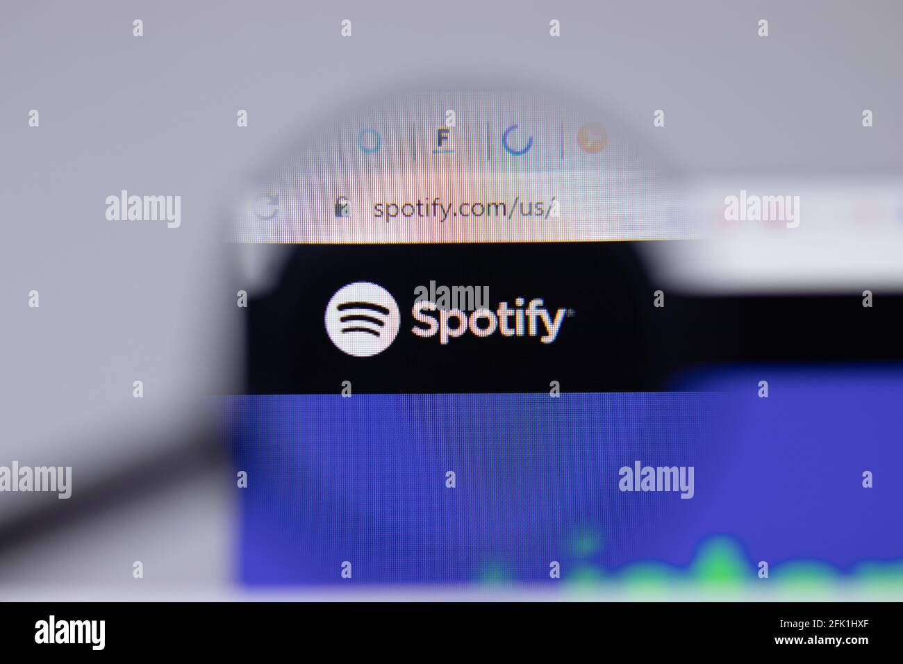 New York, USA - 26 Aprile 2021: Primo piano del logo Spotify sulla pagina del sito, Editoriale illustrativo Foto Stock