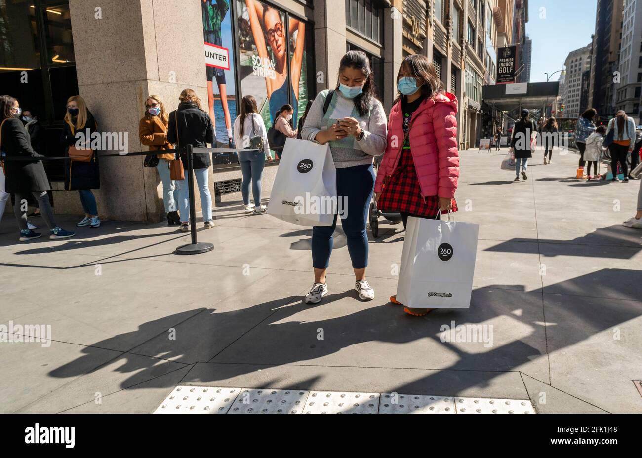 Venerdì 23 aprile 2021, gli acquirenti più esigenti si allineano al di fuori di un punto vendita di 260 campioni a New York per acquistare un assortimento di articoli scontati. (© Richard B. Levine) Foto Stock