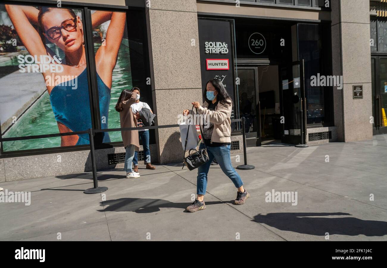 Venerdì 23 aprile 2021, gli acquirenti più esigenti si allineano al di fuori di un punto vendita di 260 campioni a New York per acquistare un assortimento di articoli scontati. (© Richard B. Levine) Foto Stock