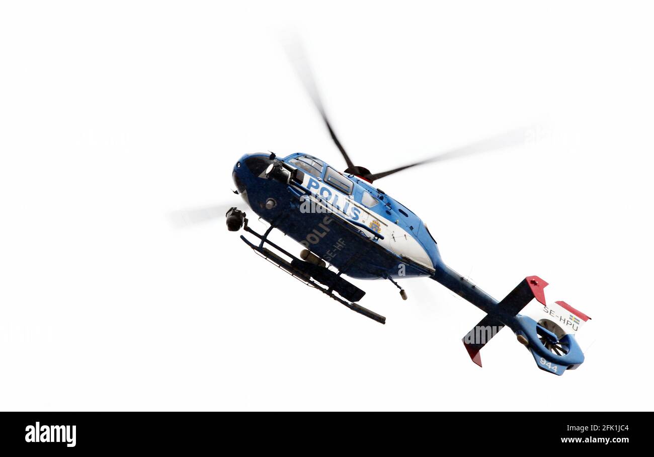 Un elicottero di polizia con una termocamera sta cercando una persona  mancante Foto stock - Alamy