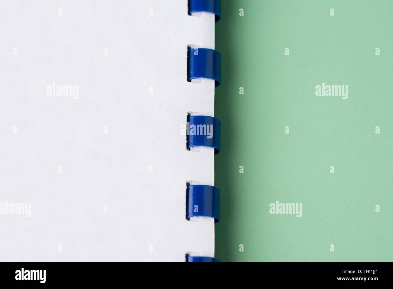 Aprire il blocco note con molla a spirale vuota. Mockup minimo a disposizione piatta Foto Stock