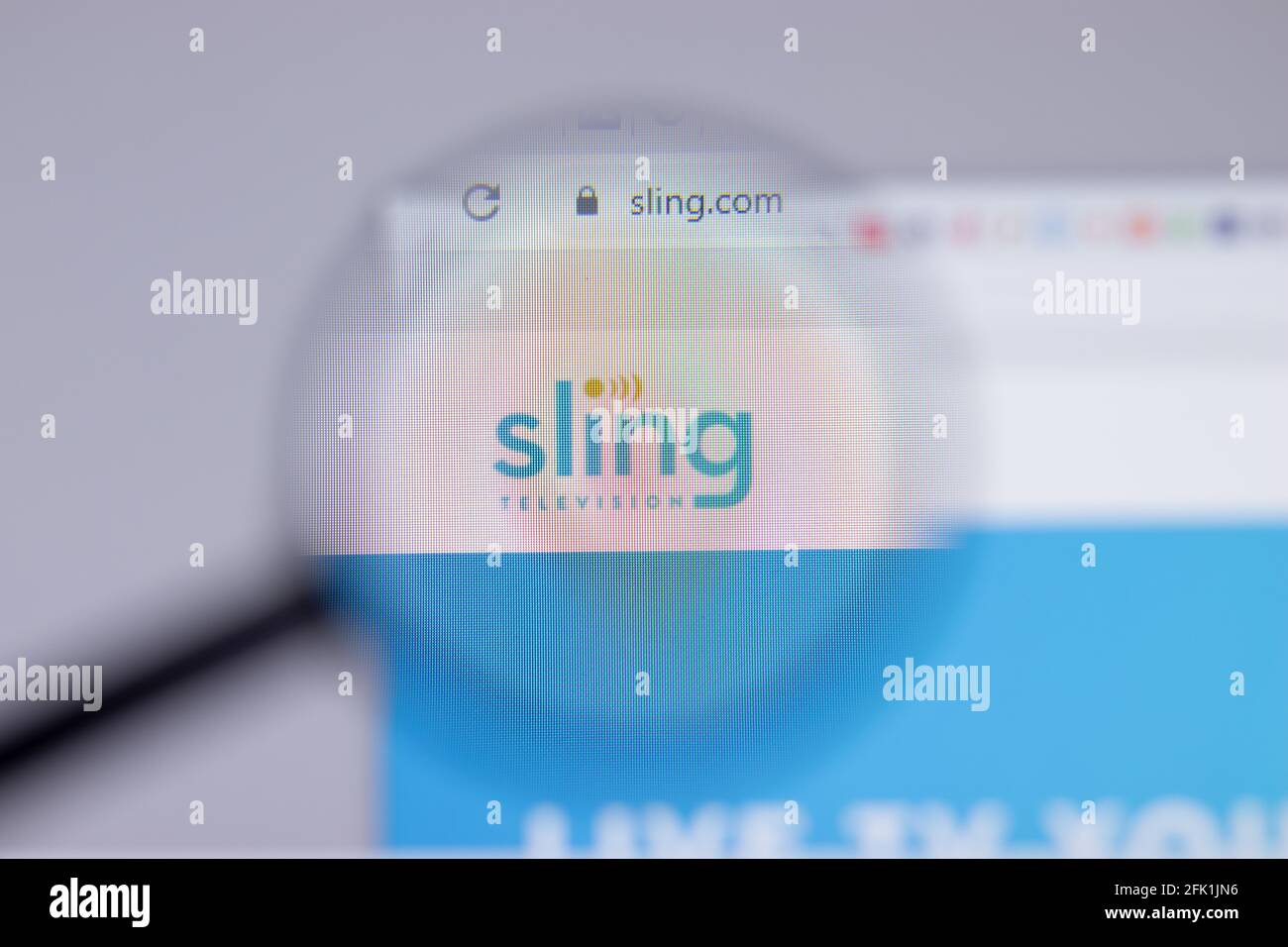 New York, USA - 26 Aprile 2021: Primo piano del logo Sling TV sulla pagina del sito, Editoriale illustrativo Foto Stock