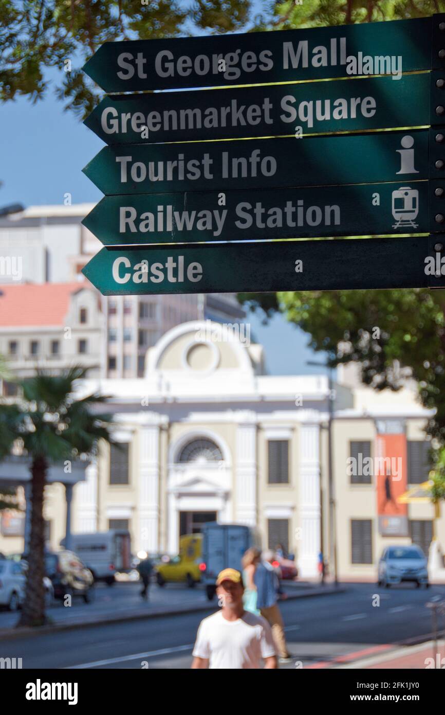 Indicazioni per i siti turistici, con lo Slave Lodge in background, su una strada a Città del Capo, Sud Africa. Foto Stock