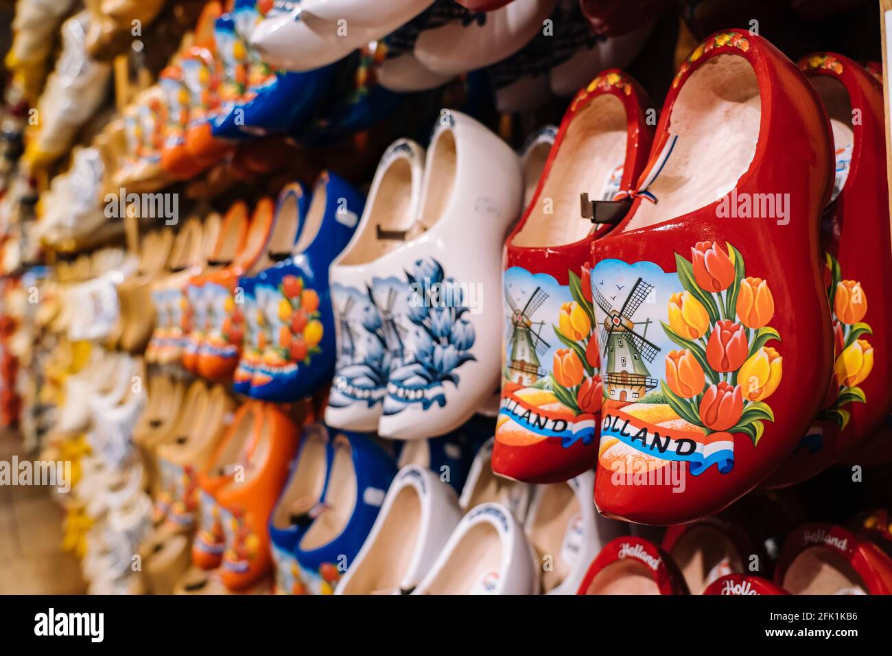Scarpe in legno tradizionali olandesi colorate fatte a mano, zoccoli con  dipinti colorati, simbolo dei Paesi Bassi nel negozio di souvenir nel  villaggio olandese Foto stock - Alamy