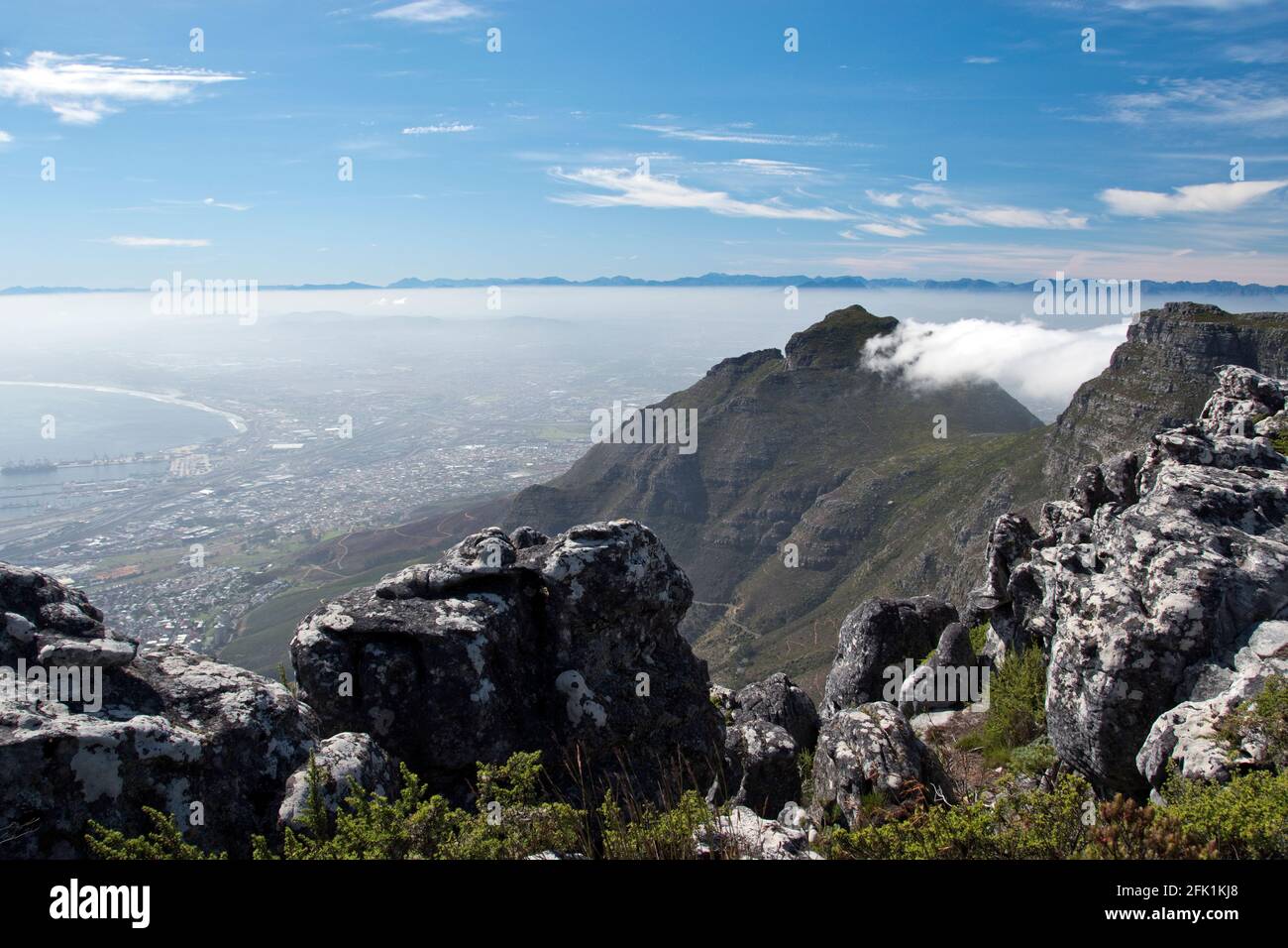 Una vista di Città del Capo dalla cima di Table Mountain, la montagna con tetto piatto che si affaccia su Città del Capo, Sud Africa. Foto Stock