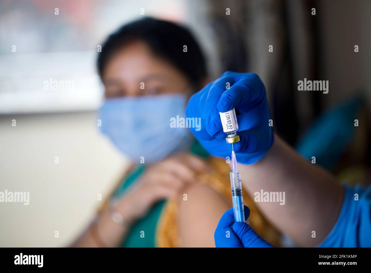 Medico che inietta il vaccino nel braccio del paziente Foto Stock