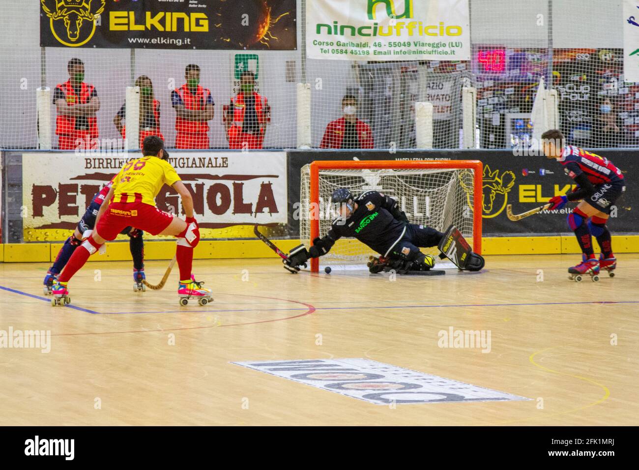 Forte dei Marmi, Italia. 25 Apr 2021. Finale della Coppa Italia, pista di hockey serie A1, Forte dei Marmi - Lodi. Un momento della partita con Forte dei Marmi in fase di attacco (Foto di Federico Neri/Pacific Press) Credit: Pacific Press Media Production Corp./Alamy Live News Foto Stock