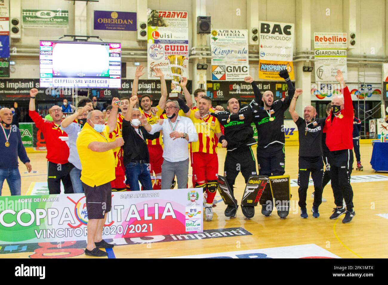 Forte dei Marmi, Italia. 25 Apr 2021. Finale della Coppa Italia, pista di hockey serie A1, Forte dei Marmi - Lodi. Il team Lodi celebra la vittoria dopo i colpi di penalità (Foto di Federico Neri/Pacific Press) Credit: Pacific Press Media Production Corp./Alamy Live News Foto Stock