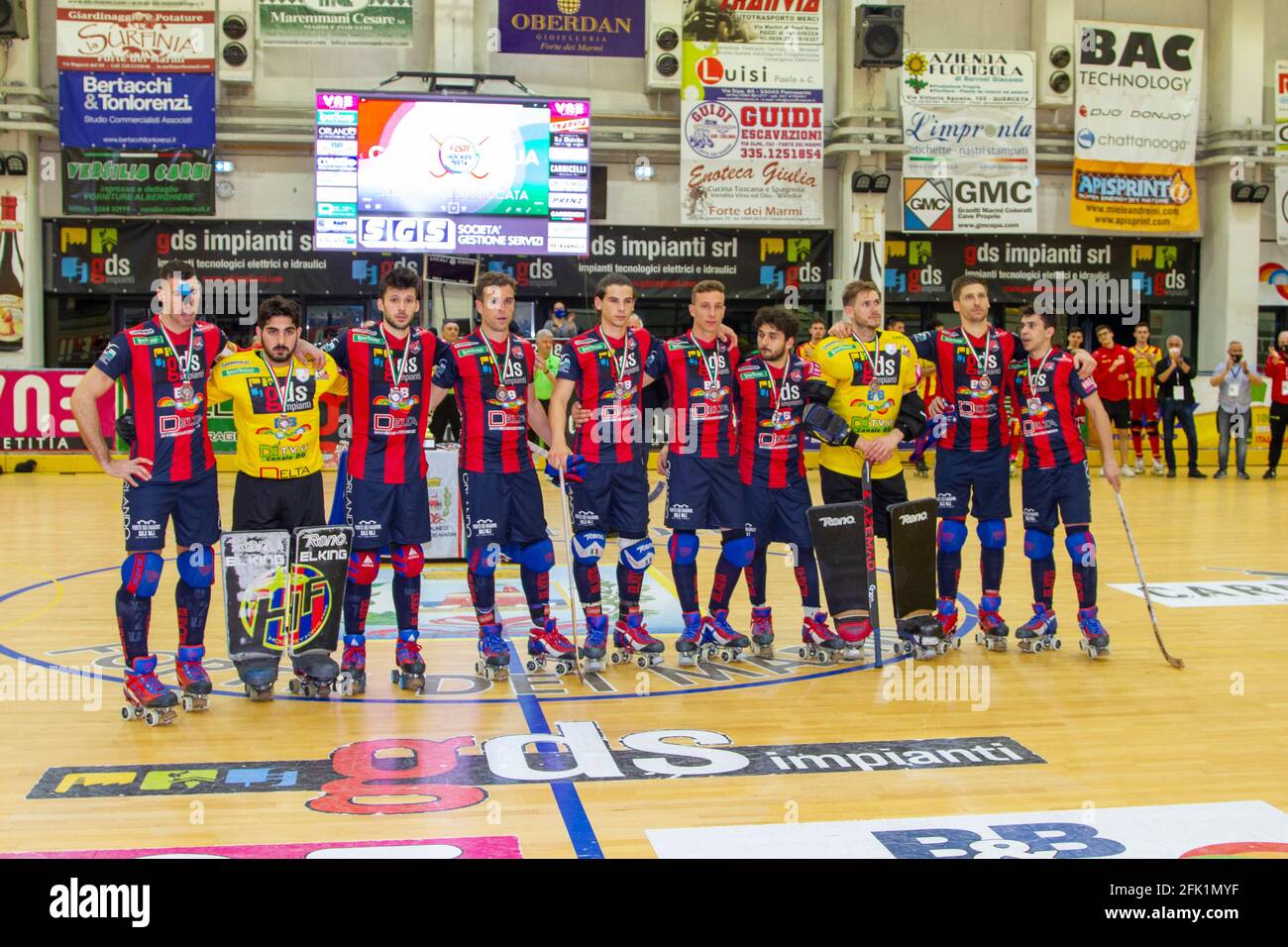 Forte dei Marmi, Italia. 25 Apr 2021. Finale della Coppa Italia, pista di hockey serie A1, Forte dei Marmi - Lodi. Team Forte dei Marmi con medaglia d'argento. (Foto di Federico Neri/Pacific Press) Credit: Pacific Press Media Production Corp./Alamy Live News Foto Stock