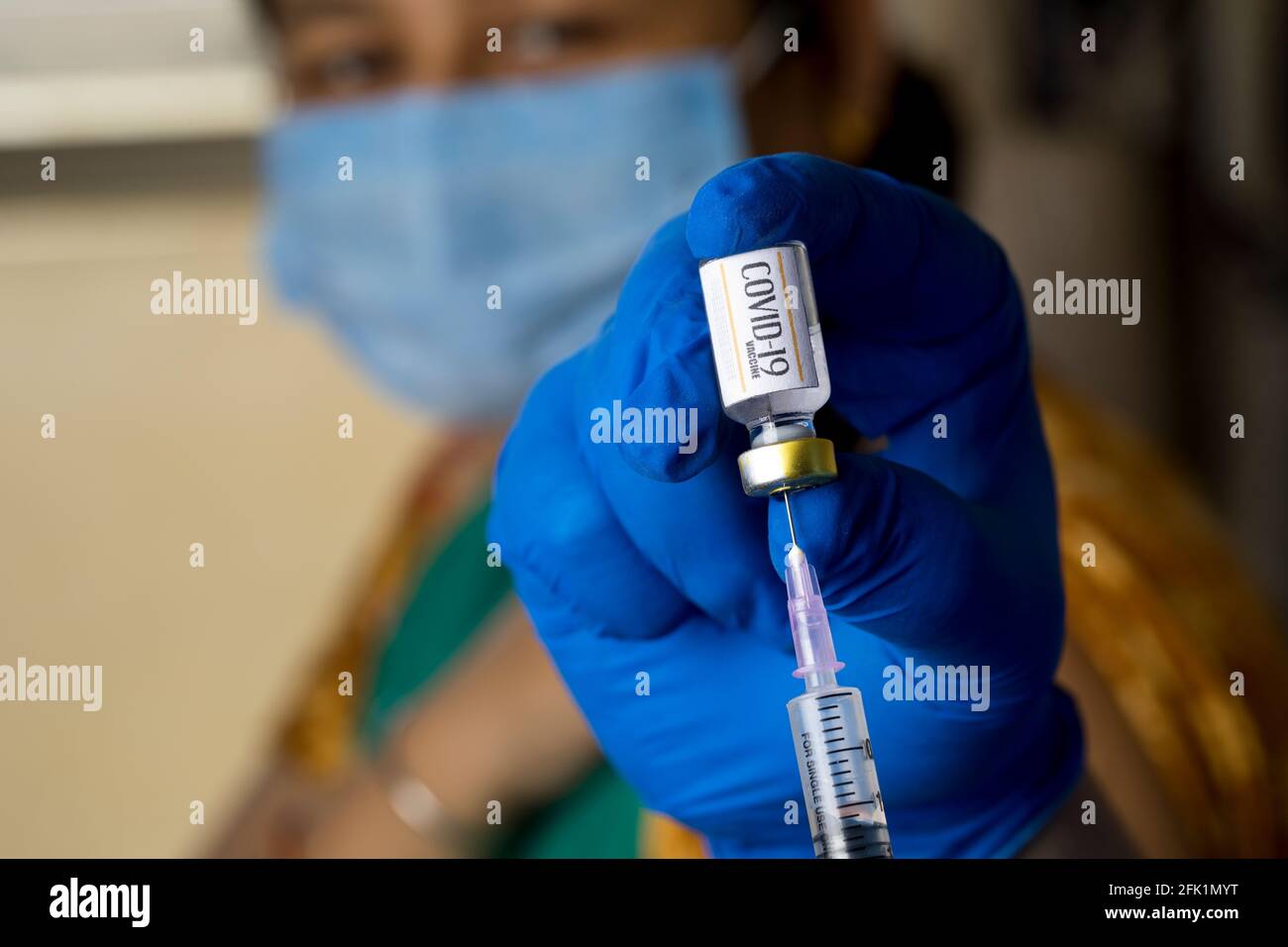 Medico che inietta il vaccino nel braccio del paziente Foto Stock