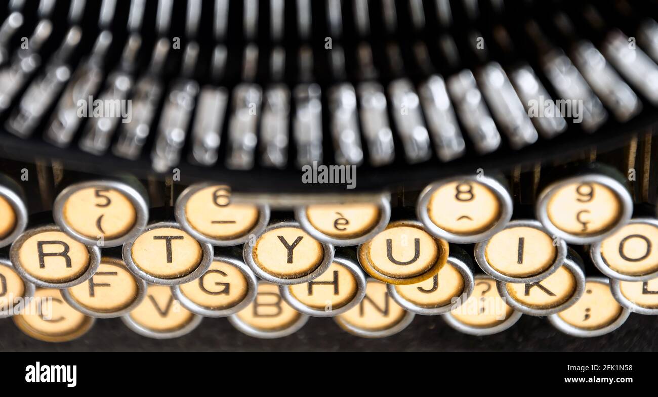 le chiavi di una vecchia macchina da scrivere visto dall'alto. Attrezzi meccanici per la scrittura. Giornalismo vecchio tempo Foto Stock