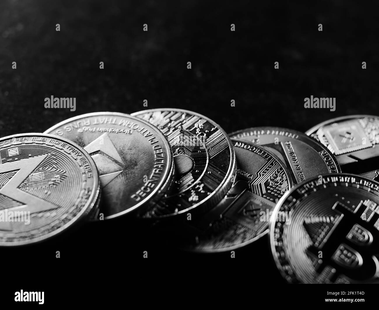 Primo piano di riprese di criptovalute in studio Foto Stock