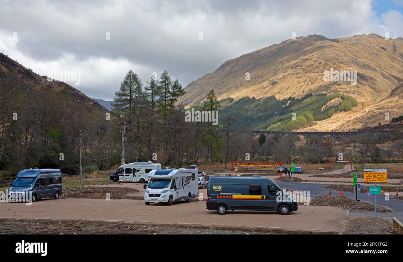 Lochaber, Scozia, tempo britannico. 27 aprile 2021. Pomeriggio nuvoloso e luminoso a Lochaber, ancora tranquilla sulle strade e belle spiagge con occasionali camper e camper in viaggio. Nella foto: Ci sono alcuni camper e camper parcheggiati nel nuovo parcheggio finanziato dalla Comunità, ma non tanti come ci si aspetterebbe normalmente quando il treno giacobita che ha iniziato le escursioni ieri è in funzione. Foto Stock