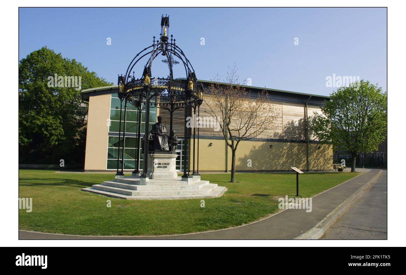 Greenhouse Project...la statua di Sir John Collett nella scuola di St.Pauls a Barnes, Dove i bambini dell'area locale sono in grado di utilizzare le strutture eccezionali come parte del project.pic David Sandison 18/4/2003 TUTTI i bambini CHE IDENTIFICANO PICS DEVONO ESSERE CANCELLATI RY JUSTIN BYAM SHORE CHE PUÒ ESSERE CONTATTATO ATTRAVERSO LO SCRITTORE NICK PIKE SU 07803 24493 Foto Stock