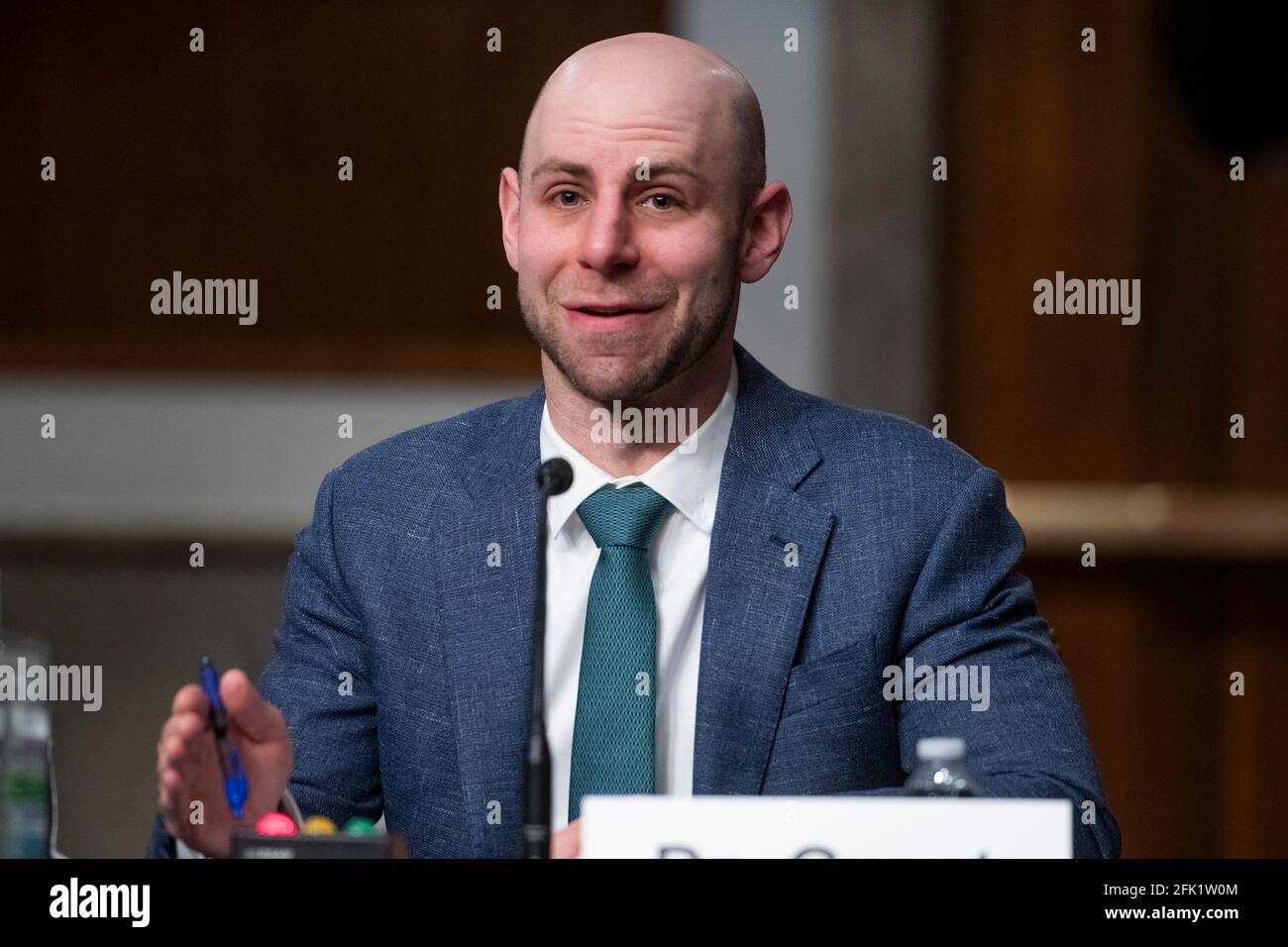 Washington, Stati Uniti d'America. 27 Apr 2021. Dr. Adam Grant, Saul P. Steinberg Professore di Management, Wharton School of Business, University of Pennsylvania, appare prima di un'audizione del Comitato del Senato sui servizi Armed per esaminare le sfide e le opportunità di gestione del Dipartimento della Difesa, nel Palazzo degli uffici del Senato Dirksen a Washington, DC, Martedì, Aprile, 27, 2021. Credit: Rod Lamkey/CNP | Usage worldwide Credit: dpa/Alamy Live News Foto Stock