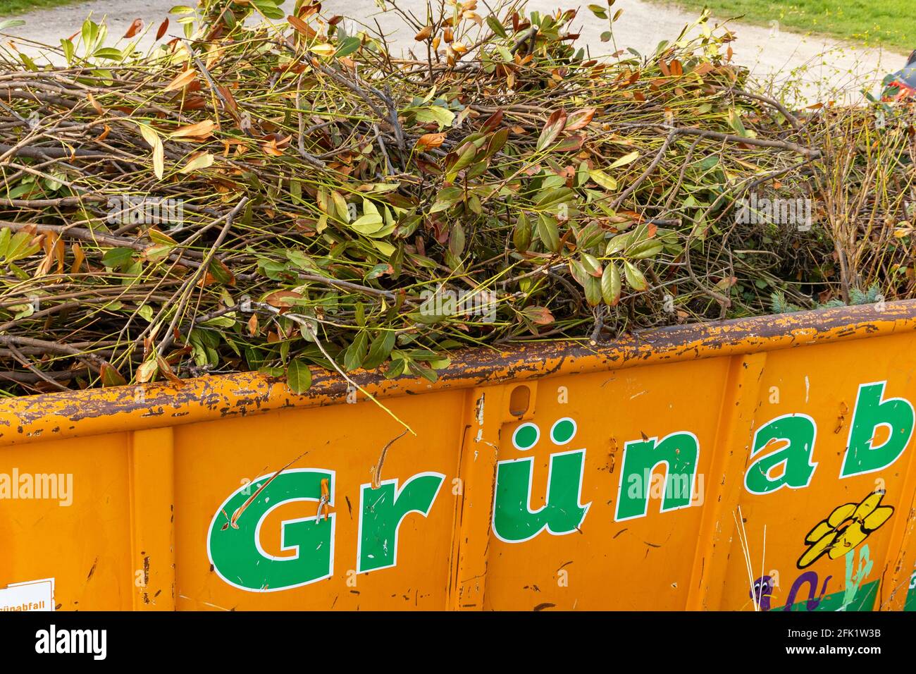 contenitore con rifiuti da giardino Foto Stock