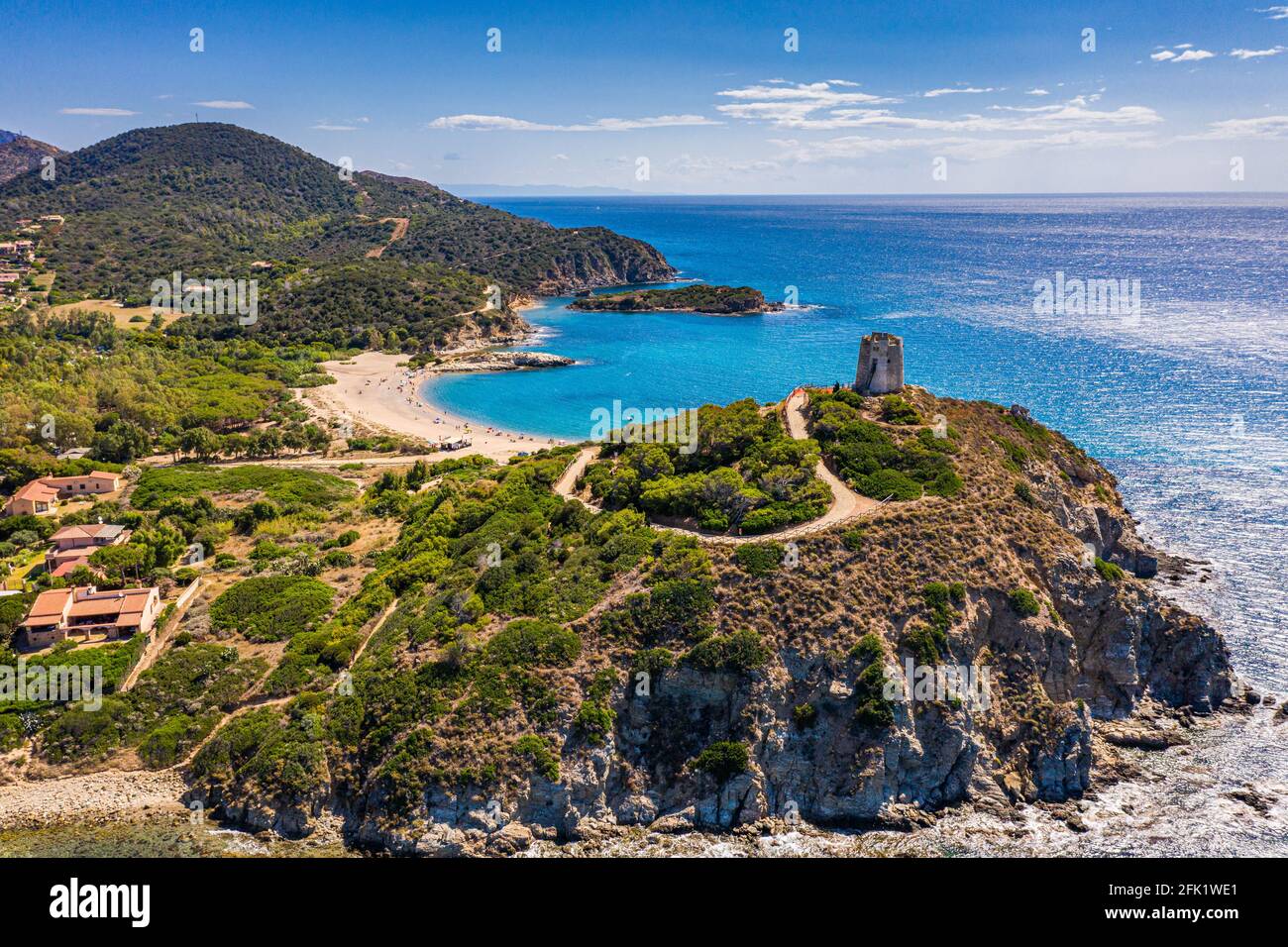 Torre di Chia vista dal drone volante. Acropoli di Bithia con Torre di Chia sullo sfondo. Veduta aerea dell'isola di Sardegna, Italia, Europa. Panora Foto Stock