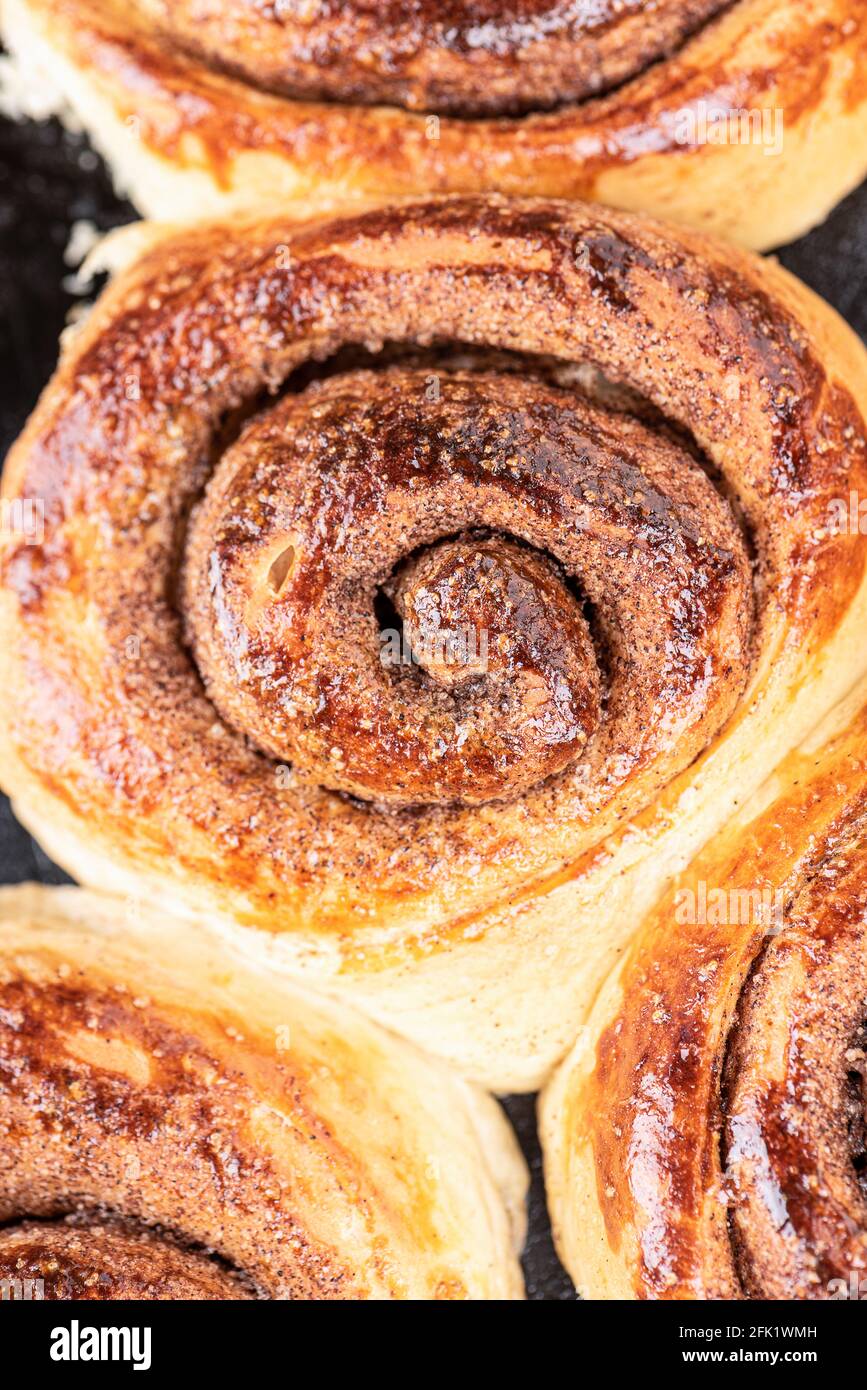 Vista dall'alto dei dolci alla cannella fatti in casa. Primo piano di un dolce panino. Culo, senza rivestimento con smalto. Foto Stock