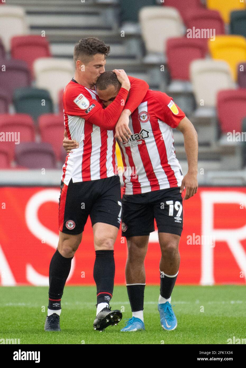 Brentford, Regno Unito. 27 Apr 2021. Brentford Sergi Canos e Brentford Bryan Mbeumo festeggiano il primo goal durante lo Sky Bet Championship a porte chiuse tra Brentford e Rotherham United al Brentford Community Stadium di Brentford, Inghilterra, il 27 aprile 2021. Foto di Andrew Aleksiejczuk. Credit: Prime Media Images/Alamy Live News Foto Stock