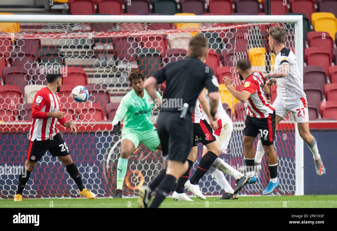 Brentford, Regno Unito. 27 Apr 2021. Brentford Bryan Mbeumo no 19 segna il primo goal per la sua squadra durante lo Sky Bet Championship dietro la partita a porte chiuse tra Brentford e Rotherham United al Brentford Community Stadium di Brentford, Inghilterra, il 27 aprile 2021. Foto di Andrew Aleksiejczuk. Credit: Prime Media Images/Alamy Live News Foto Stock