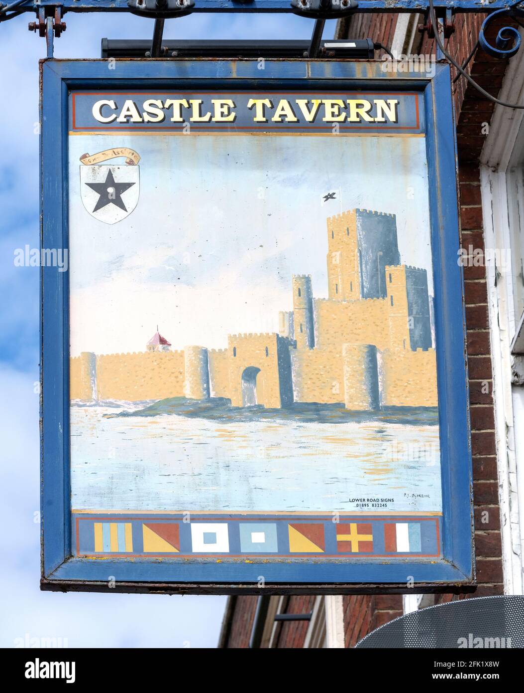 Tradizionale segno di pub appeso alla casa pubblica di Castle Tavern, Castle Row, Mumby Road, Gosport, Hampshire, Inghilterra, Regno Unito. Foto Stock