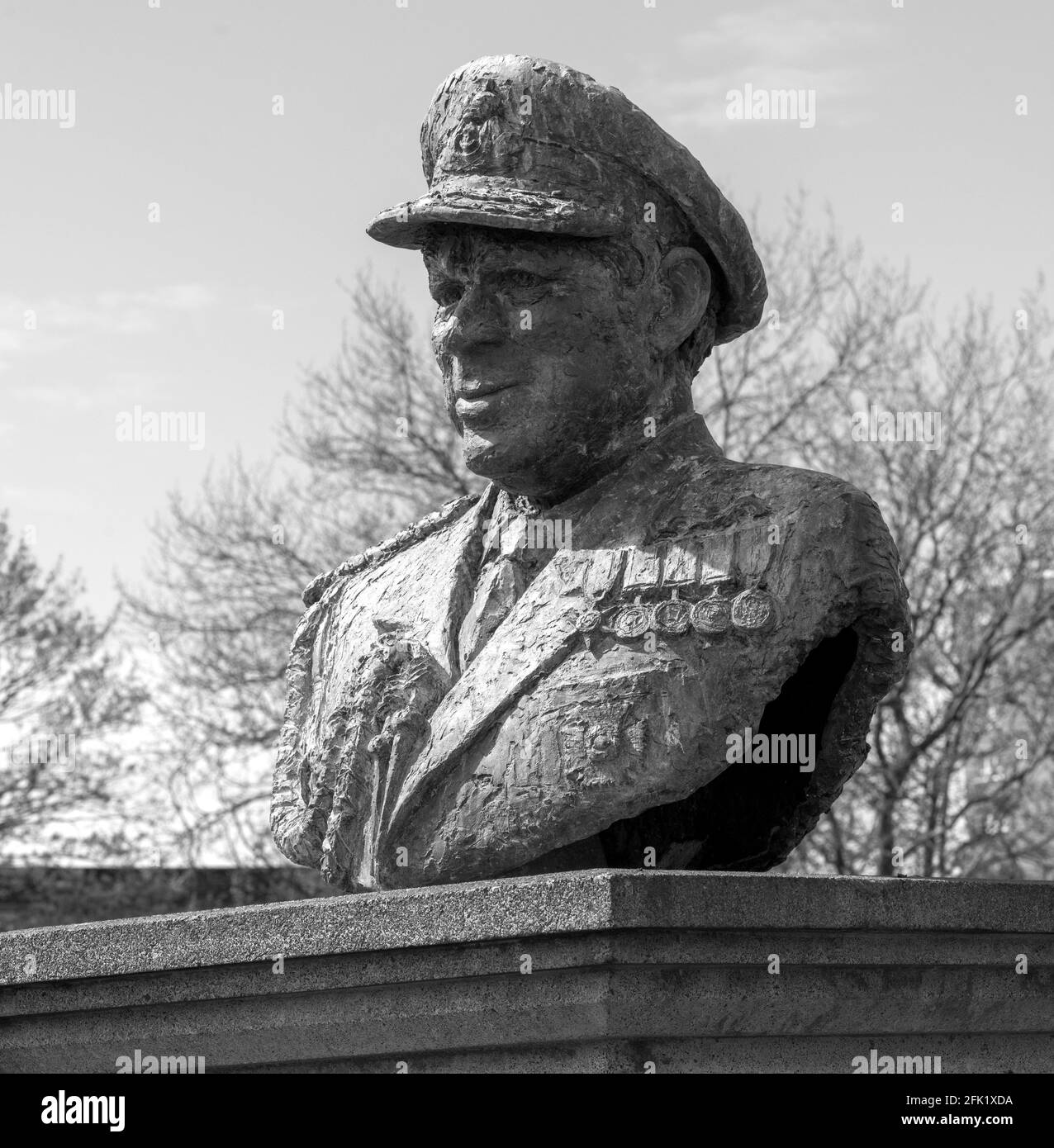 Busto dell'ex ammiraglio della flotta John David Elliott Fieldhouse Baron Fieldhouse di Gosport a Falklands Gardens, Gosport, Hampshire, Inghilterra, Regno Unito. Foto Stock