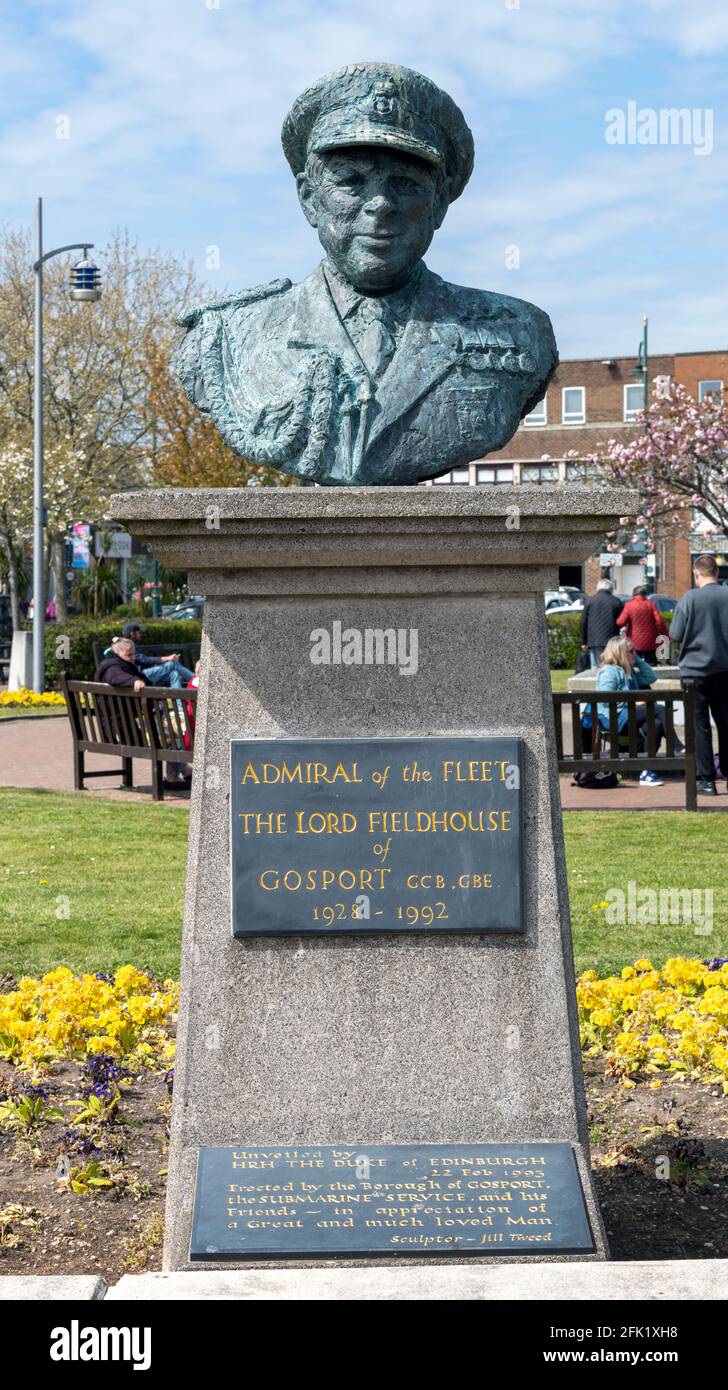 Busto dell'ex ammiraglio della flotta John David Elliott Fieldhouse Baron Fieldhouse di Gosport a Falklands Gardens, Gosport, Hampshire, Inghilterra, Regno Unito. Foto Stock