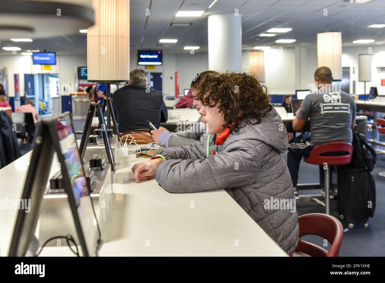 Ordinare cibo in un tablet all'aeroporto Pearson di Toronto, Canada Foto Stock