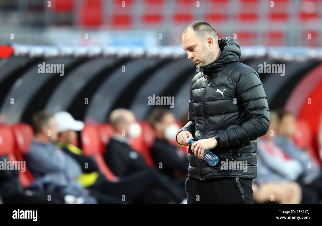 Norimberga, Germania. 27 Apr 2021. Calcio: 2 Bundesliga, 1. FC Nürnberg - Holstein Kiel, Matchday 29 al Max-Morlock-Stadion. Ole Werner, allenatore di Kiel ai margini. NOTA IMPORTANTE: In conformità con le norme del DFL Deutsche Fußball Liga e del DFB Deutscher Fußball-Bund, è vietato utilizzare o utilizzare fotografie scattate nello stadio e/o della partita sotto forma di sequenze di immagini e/o serie di foto simili a video. Credit: Daniel Karmann/dpa/Alamy Live News Foto Stock