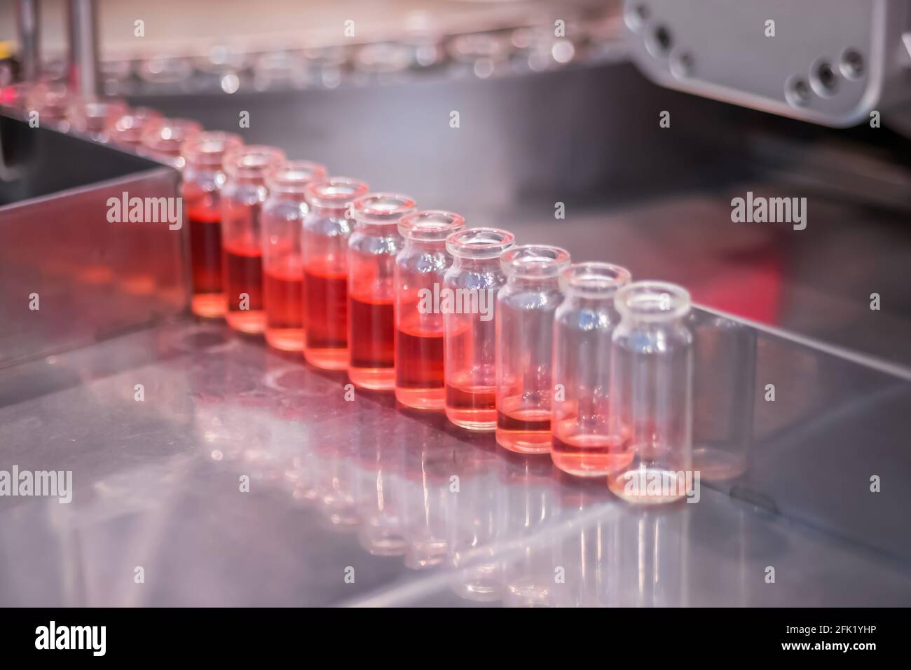 Concetto di tecnologia farmaceutica - nastro trasportatore con bottiglie in vetro Foto Stock