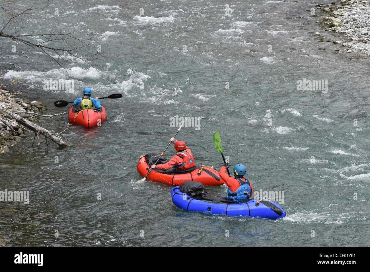 Kayak sulle acque bianche nella gola del Reno Ruinaulta in Svizzera in vista posteriore. Foto Stock