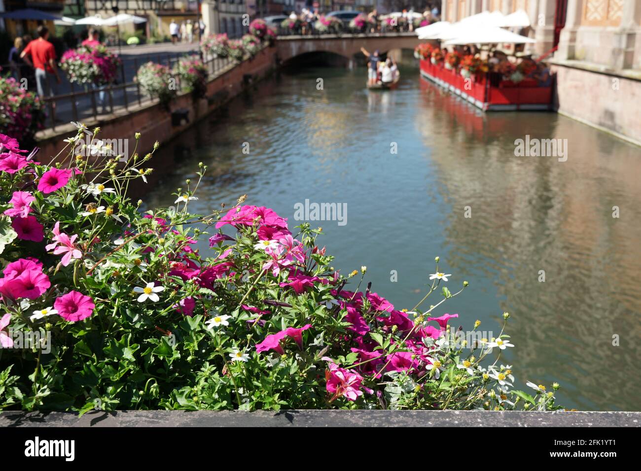 Dettaglio del canale dell'acqua con un ponte sullo sfondo. Ovunque ci sono turisti e il ristorante terrazza sono pieni di persone nell'estate 2020. Foto Stock