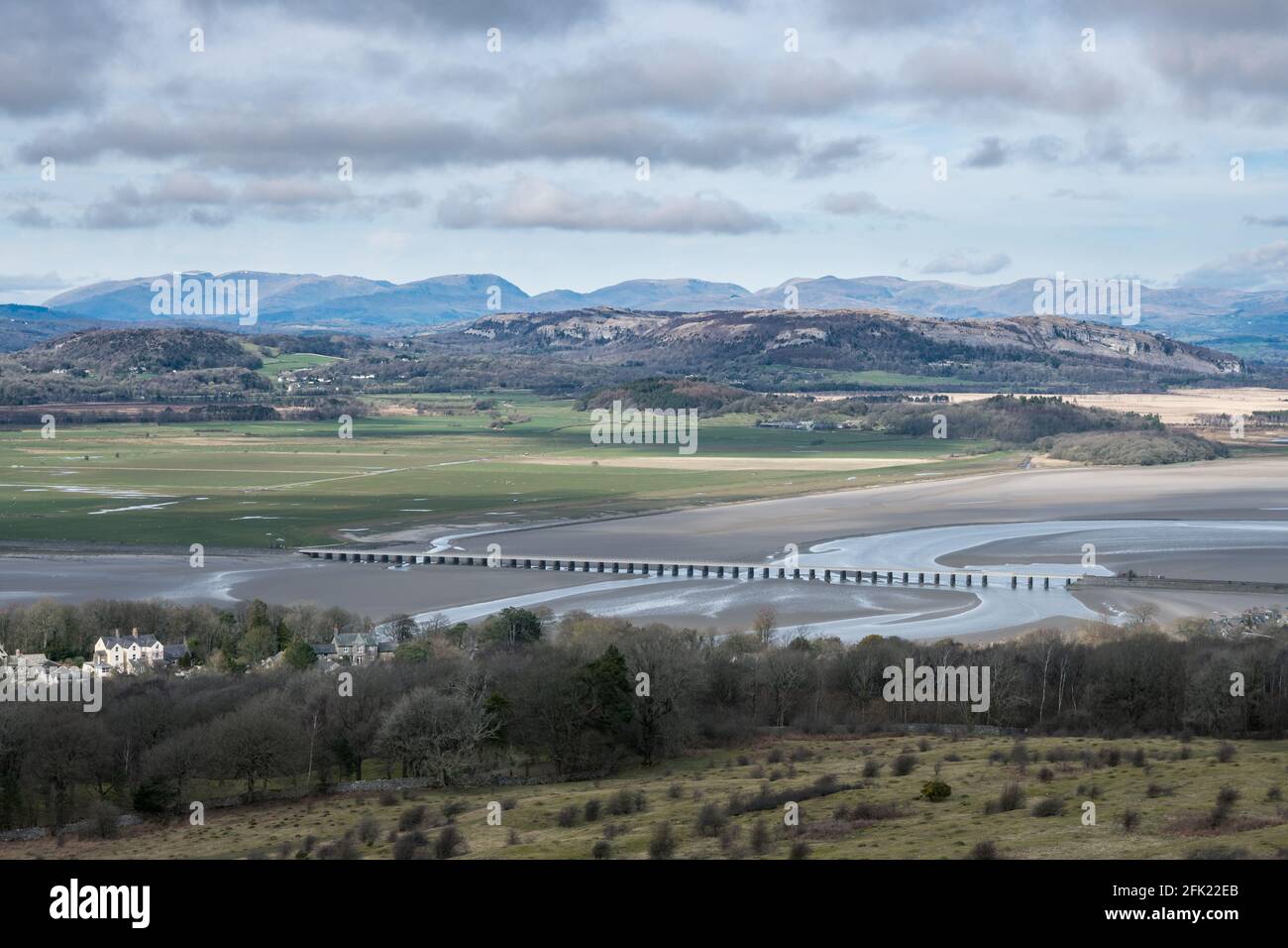 Il viadotto attraverso l'estuario del Kent a Arnside visto da Arnside Knott con Whitbarrow e le lontane campane dietro Foto Stock