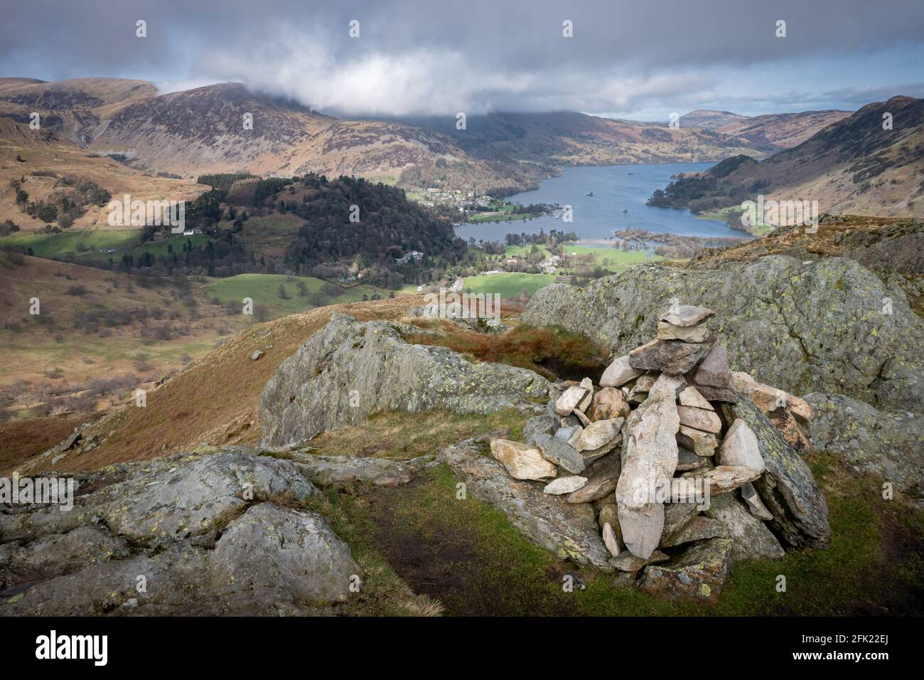 Cima cairn su Arnolon Crags sopra Patterdale con vista in basso Ullswater Foto Stock