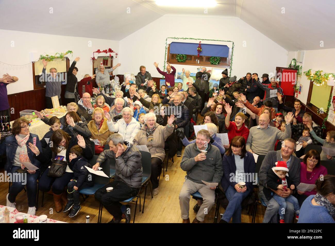 Loans, Troon, Ayrshire, Scozia, UK 04 Dic 2016. Natale nella sala del villaggio UN'affollata sala del villaggio con tutti che si uniscono con le canzoni Foto Stock