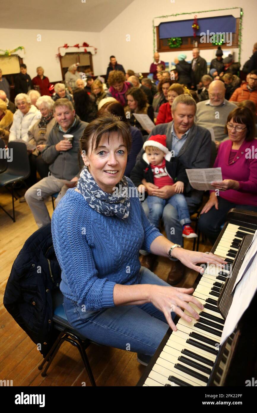 Loans, Troon, Ayrshire, Scozia, UK 04 Dic 2016. Natale nella sala del villaggio Fiona Brodlie intrattenuto con la musica mentre la sala affollata cantava canzoni festive Foto Stock