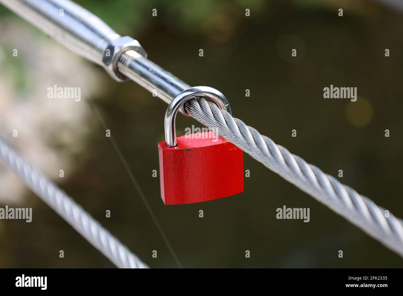 Primo piano di un lucchetto rosso d'amore sul ponte. Foto Stock
