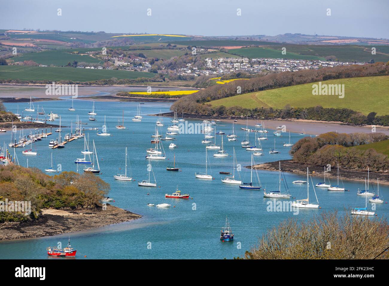 GV dei costosi yaughts nel Kingsbridge Estuary nr Salcombe, Devon. Foto Stock