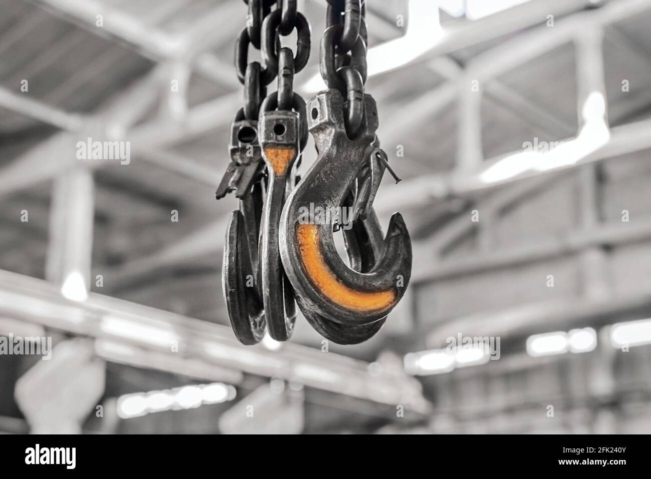 Meccanismo di sollevamento catena di ferro impianto industriale con gancio di sollevamento. Foto Stock