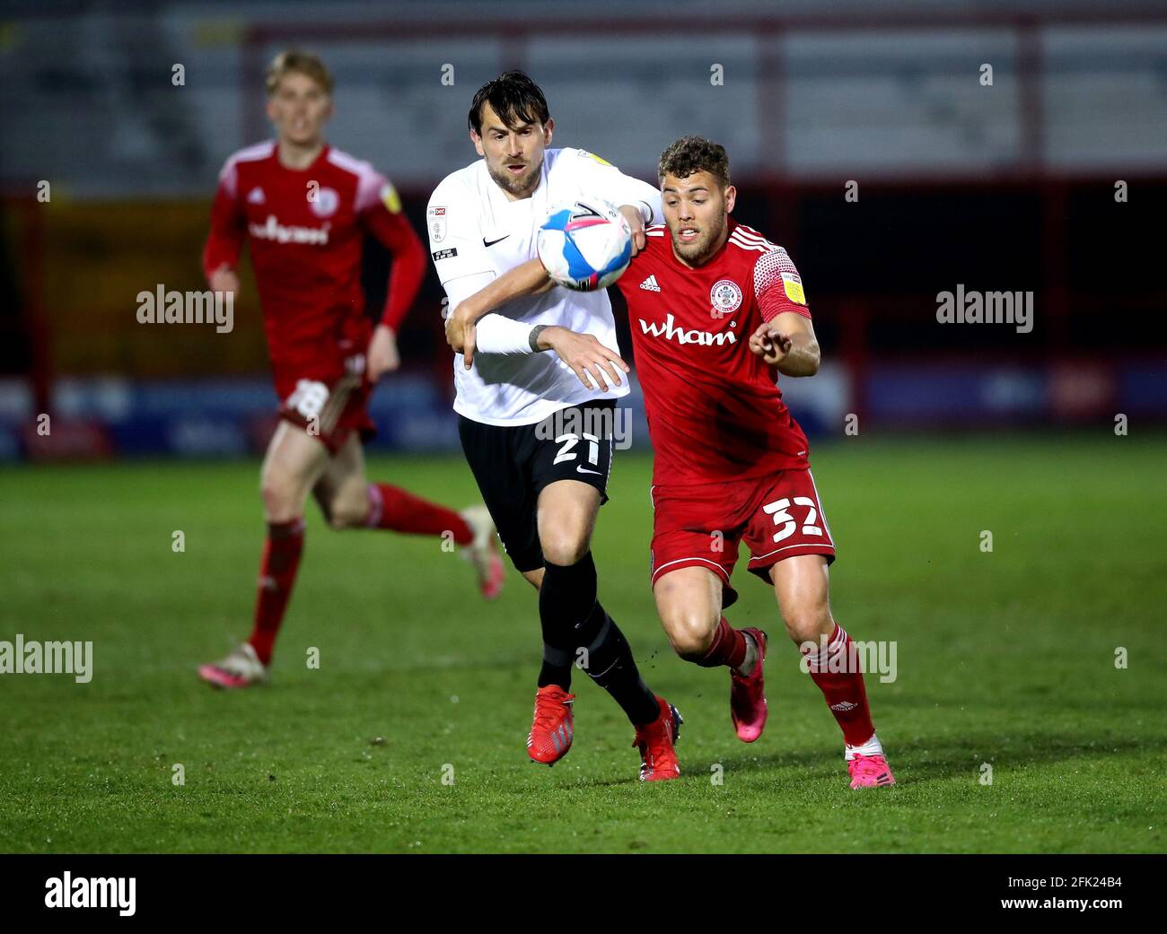 Dion Charles (a destra) di Acccrington Stanley e Charlie Daniels di Portsmouth si battono per la palla durante la partita Sky Bet League One allo stadio Wham di Accrington. Data immagine: Martedì 27 aprile 2021. Foto Stock