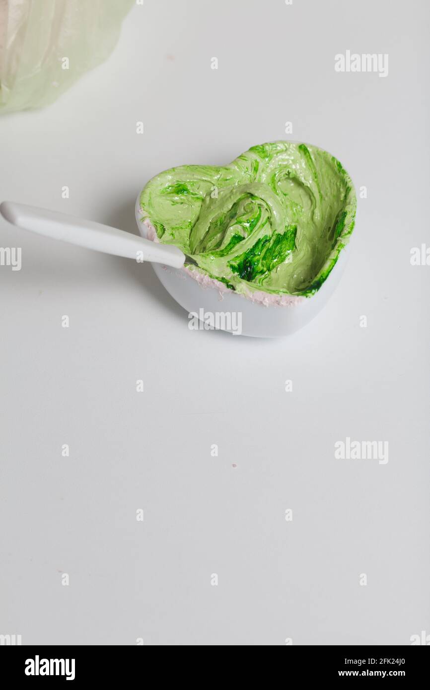 Massa di marshmallow verde in un contenitore. Per decorare una torta di marshmallow. Foto Stock