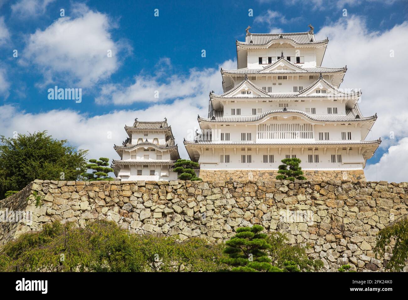 Il castello di Himeji, noto anche come Castello dell'Erone Bianco, Shirasagijo, è un castello giapponese situato sulla cima di una collina nella città di Himeji, nella prefettura di Hyogo, in Giappone Foto Stock