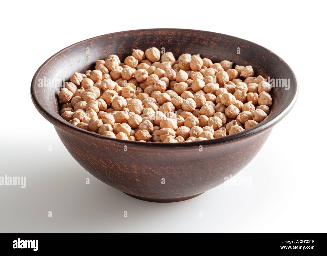 Ceci non cotti in ciotola di ceramica isolata su sfondo bianco con tracciato di ritaglio Foto Stock
